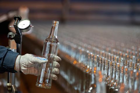 Guide to Bottle Filling Machines: How They Work and Industrial Uses